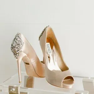 BADGLEY MISCHKA パンプス KIARA 5 1/2（22.5） Amazon.com | Badgley Mischka Women's Kiara Dress Pump, Ivory
